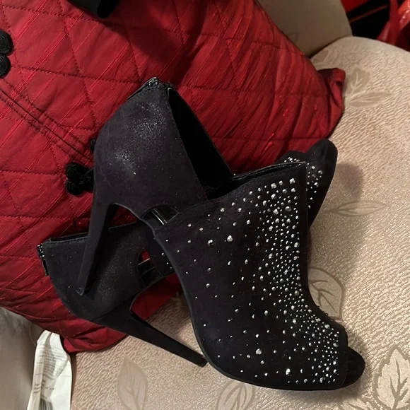 Sparkling and beautiful by Jennifer Lopez. - Picture 5 of 11